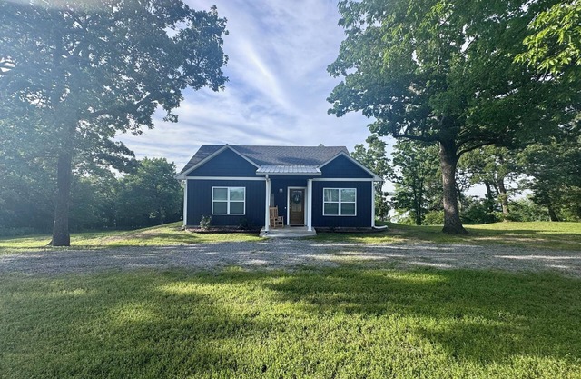 Lakeview cottage with paved access, near boat ramp and only 10 mins from town!
