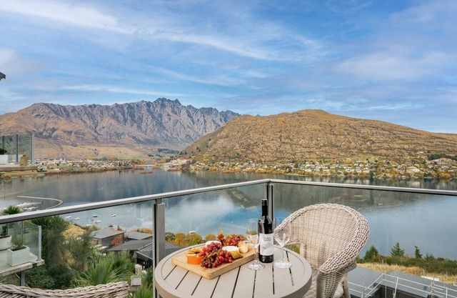Lakeview Retreat - Queenstown Holiday Home