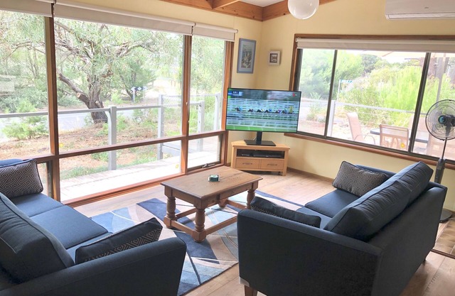 Lalapanzi - Kick back and relax (Pet Friendly)nSleeps 6 - 3 bedrooms - 1 bath