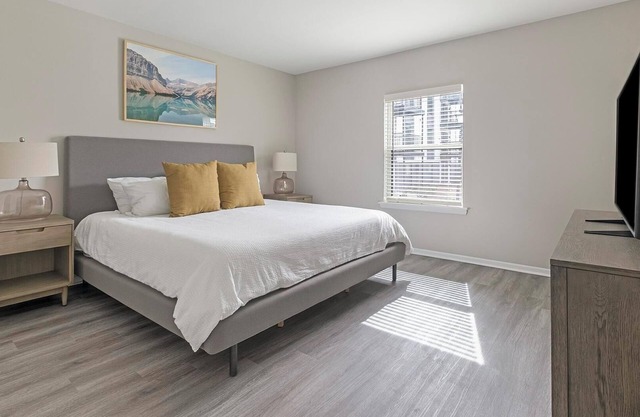 Landing at The Brookwood - 1 Bedroom in Downtow.