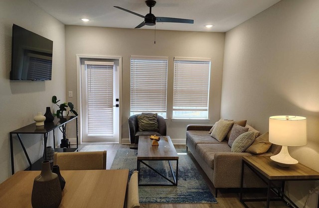 Landing | Chic 1BD, Pool, Gym