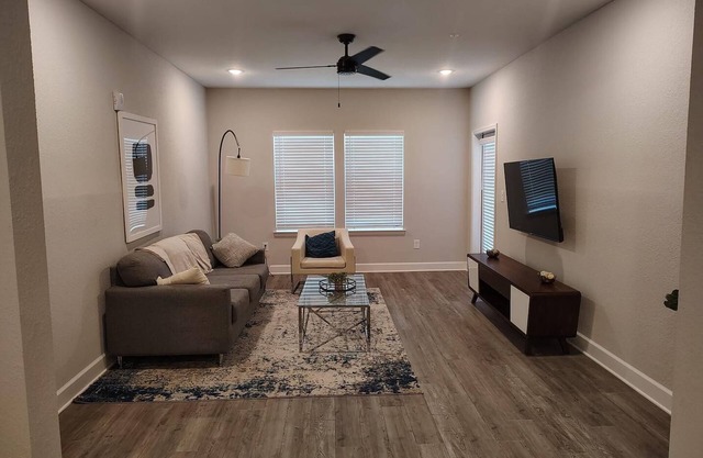 Landing | Stunning 2BD, Pool, Gym