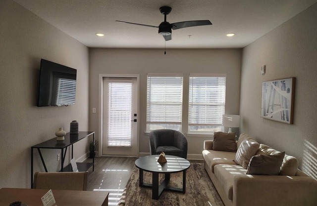 Landing | Stylish 1BD, Pool, Gym