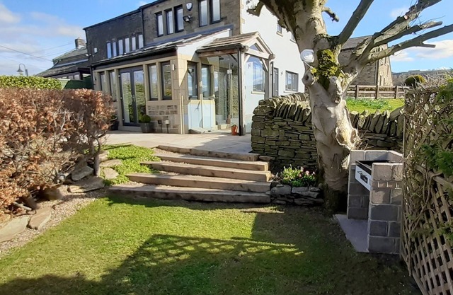 Lane End Cottage Holmfirth - Panoramic Views, Modernised with offroad parking