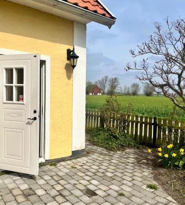 Lantlig lägenhet nära stranden