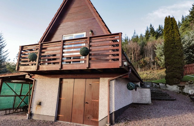 LARCHFIELD CHALET 1, pet friendly, with a garden in Strathpeffer
