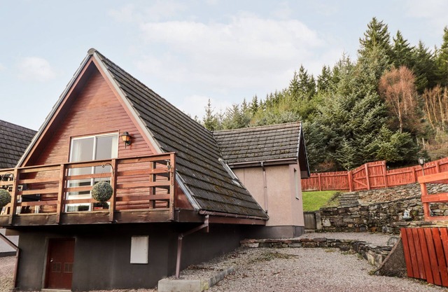 LARCHFIELD CHALET 2, pet friendly, with a garden in Strathpeffer