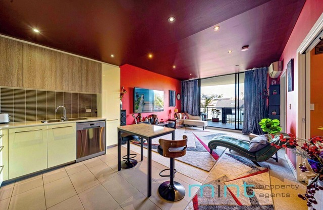 Large 1 Bedroom Retro Style Apartment with Parking
