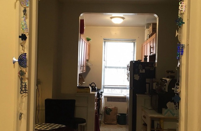 Large 1-br apartment near parks and shops. 5-min walk to subway, steps to buses