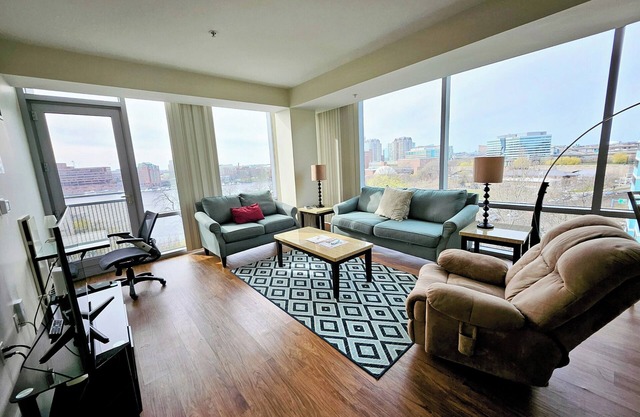Large 2 Bedroom/2 Bathroom w/River Views Nearby MGH, MIT, Harvard, W/D in Suite