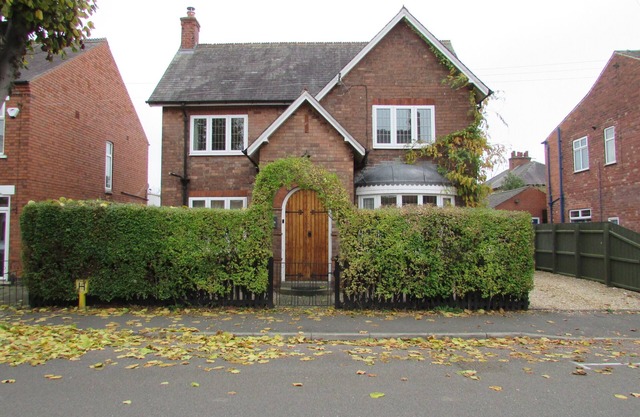 Large 4 bed detached house with parking
