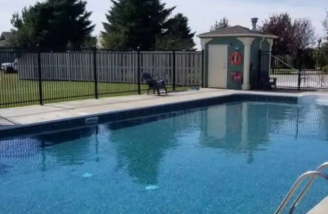 Large 4 season house on Lake Mcgregor. Sleeps 9 with indoor pool & lake access!