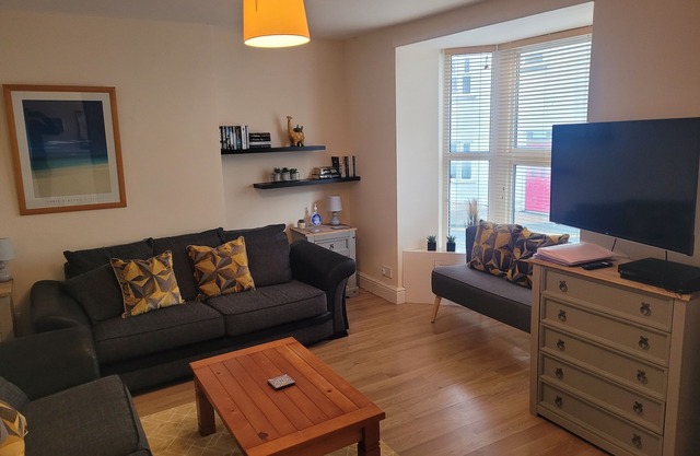 Large 5 bedroom town-centre home close to the beach, sleeps 9.