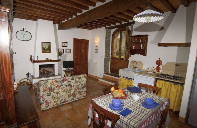 Large apartment with garden in an old farmhouse with swimming pool