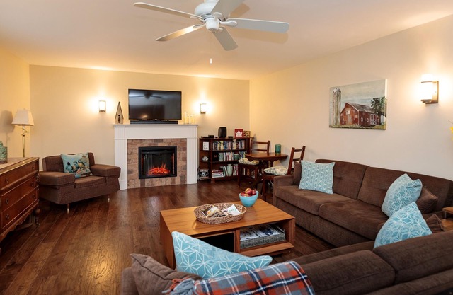 Large beautiful Farmhouse in the heart of PEC - 20 minutes to Sandbanks