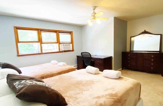 Large,Cozy,Bright Apartment, Business Themed.