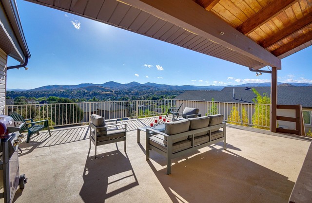 Large Deck + Mountain Views: Prescott Getaway!