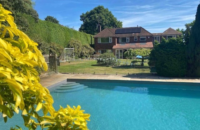 Large Family Home With Heated Pool, Private Garden & Yoga Studio/gym