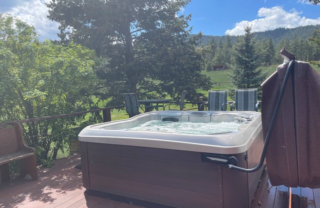 Large, Fully Equipped, Private & Cozy Montana Vibe W/Fireplace, Hot Tub & Hiking