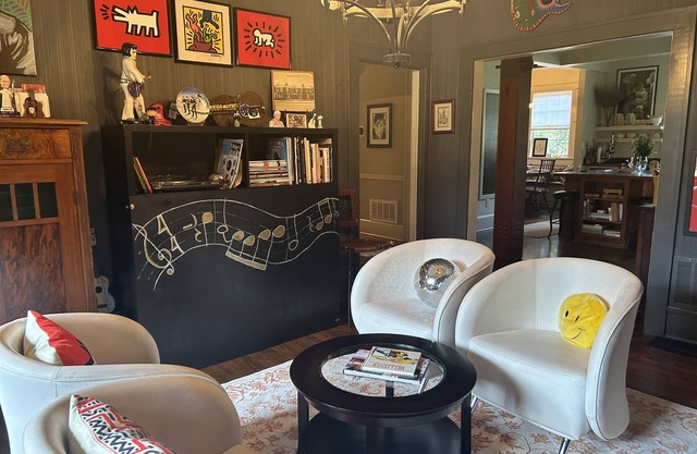 Large home 12 mins from Sanford Stadium/downtown, 8 mins to Botanical Gardens