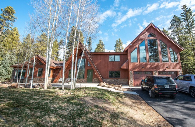 Large home 3 blocks off Main Street with Fabulous Ski Hill Views