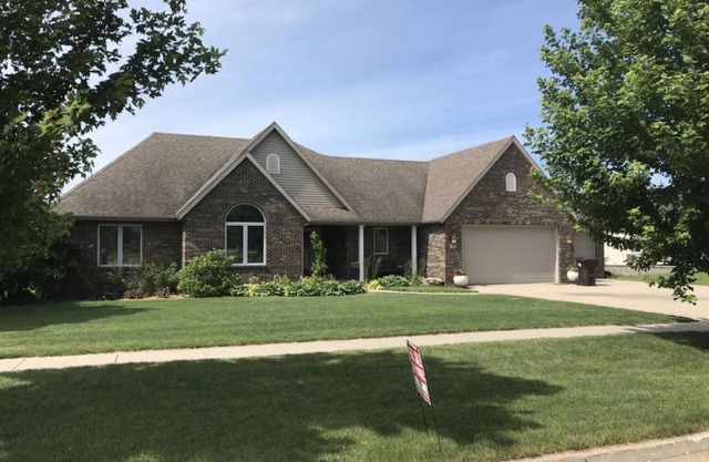 Large home on golf course, close to Seven Oaks, Ledges Park & ISU. Sleeps 12+