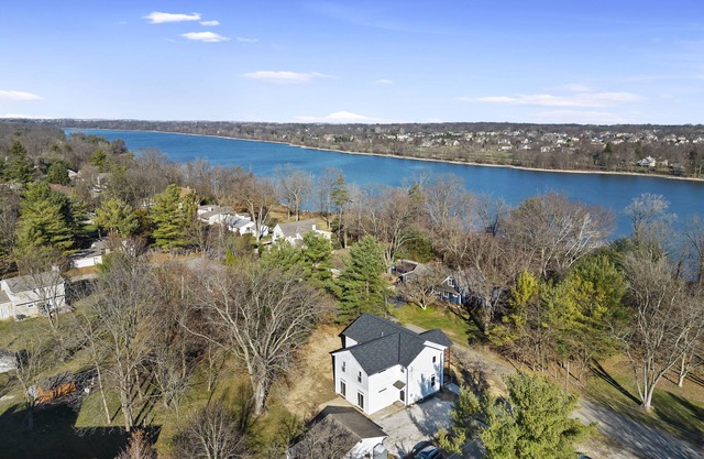 Large home, Peaceful, Gameroom, HotTub, Riverview, Location Location Location!