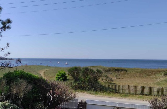 Large house facing the sea.