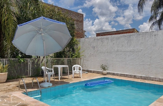 Large house with pool, barbecue, 4qts in the center!