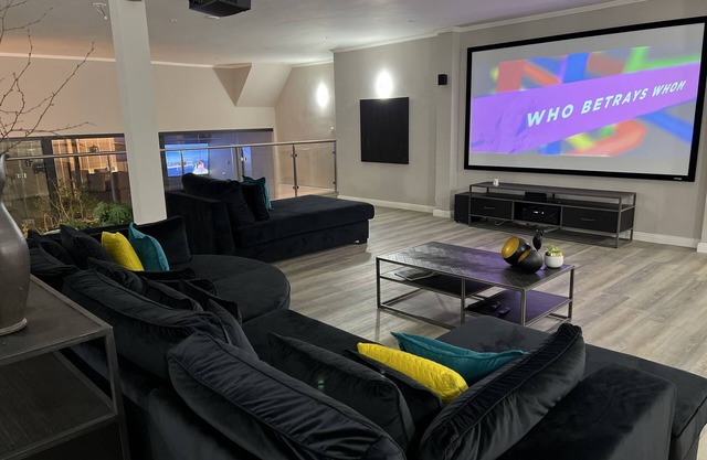 Large In Town (Dorp) Villa with Indoor Hot-tub