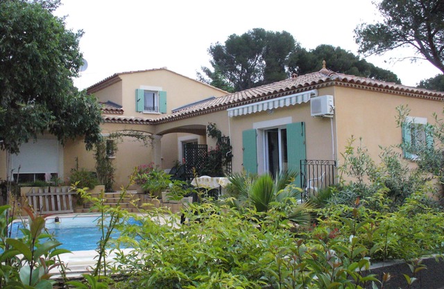 Large Independent Studio, Quiet, in Nîmes, terrace and pool, Greenery setting