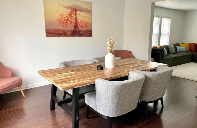 Large, modern 2 bedroom in the heart of Forest Park