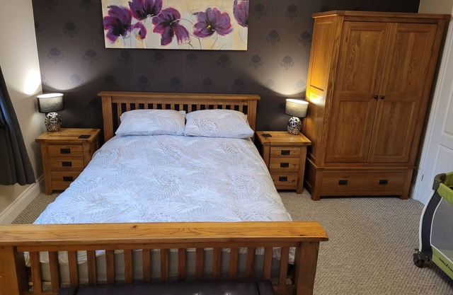 Large modern 5 Bed Detached Home with fire pit & off road parking for 4 cars.