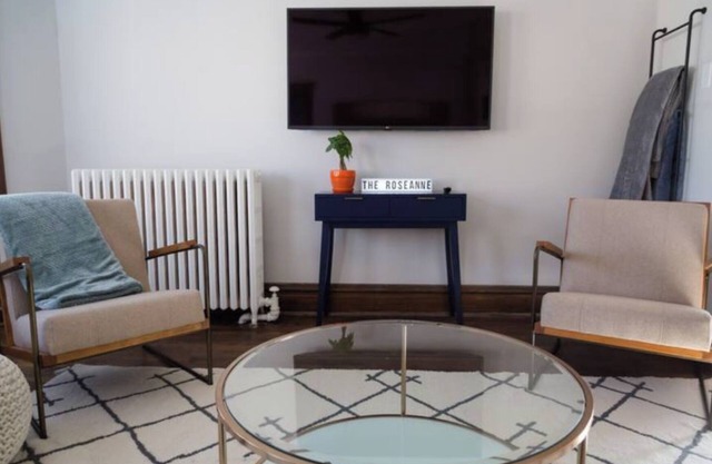 Large Renovated Delightful 2nd Floor Suite in Forest Park