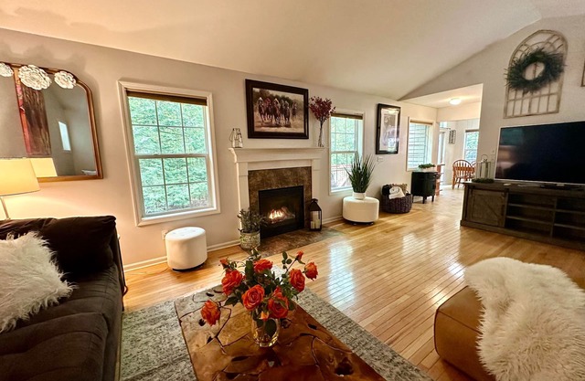 Large Saratoga Home Great For Family