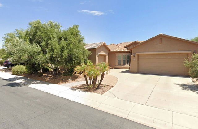 Large Single Story Home with Pool Table. Close to Golf and Green Spaces.
