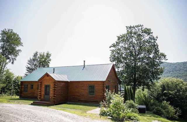Large, Spacious Log Cabin home in the White Mountains, Pet friendly!