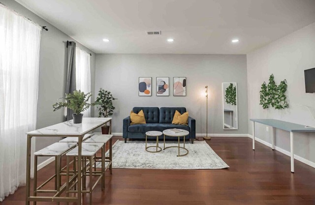 Large & Sunny 1/1 | Center City | Sleeps 4