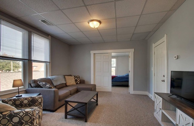 Large Updated Upper 1-bedroom West Facing w/Wi-Fi