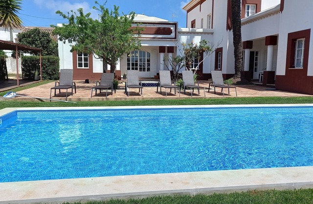 Large villa - 6 rooms, garden and swimming pool in Budens, near Salema beach.