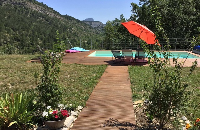 Large villa with swimming pool in a peaceful setting in the Baronnies provençales