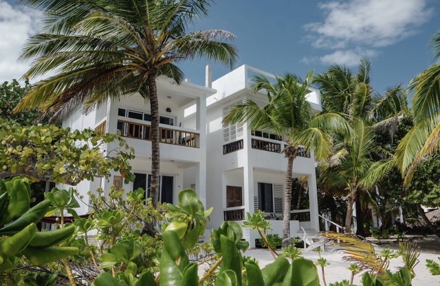 Las Amapolas - Beachfront Paradise - King Bed + A/C (1B Upper Unit)