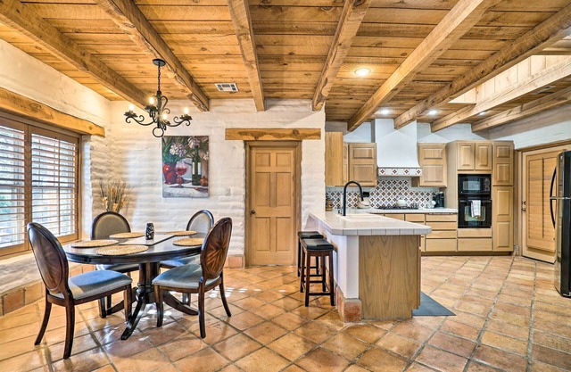 Las Cruces Home 'La Casa Blanca' w/Courtyard