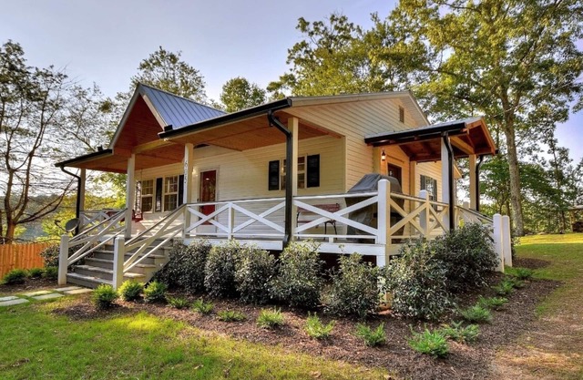 Last min summer getaway! private HotTub,putting green, sauna, KING bed, 1m town