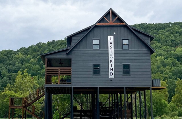 Last of My Kind—NEW modern cabin on the Caddo River and 30 min from Camp Ozark!