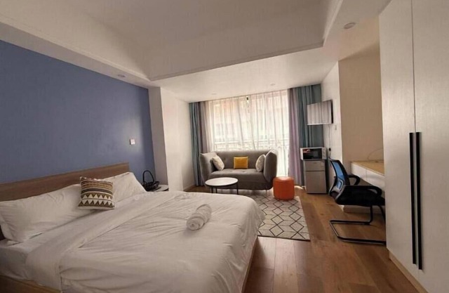 Laurell Hills suites #4