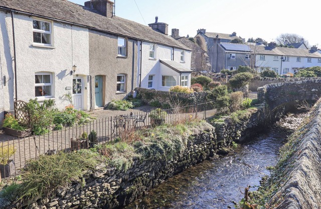 LAVENDER COTTAGE, pet friendly, with a garden in Cark In Cartmel