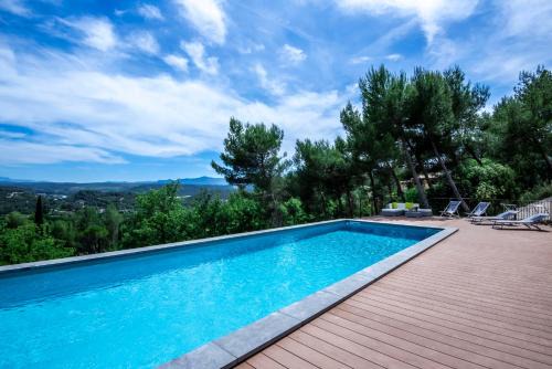 Lavish Villa First Floor near Aix with Pool, AC & Sainte-Victoire Views - Le Tholonet