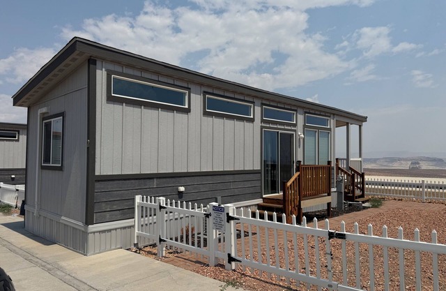 Lazy Lookout is your cozy sanctuary and gateway to stunning Lake Powell.