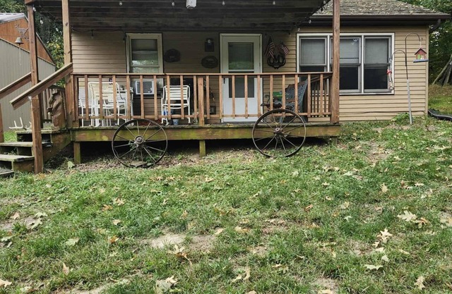 Lazy Oaks: Charming cabin on pond with A/C in delightful Little York, Illinois